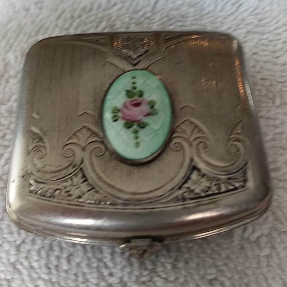 COPY - Vintage compact